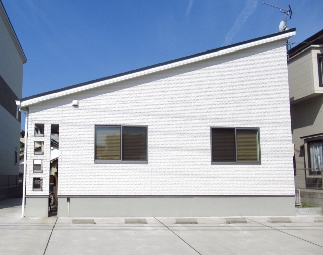 白い外壁を選ぶ時の注意点とは？汚れが目立たなくなる方法って？