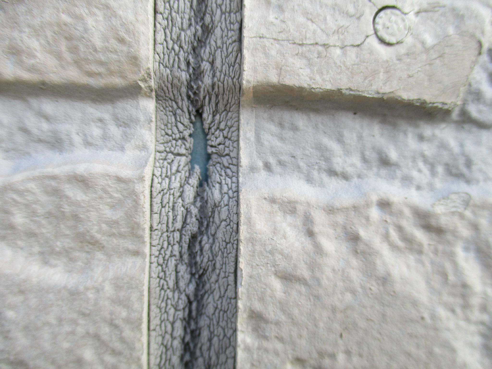 放置NG！外壁コーキングのひび割れ｜修繕方法と費用相場を全解説